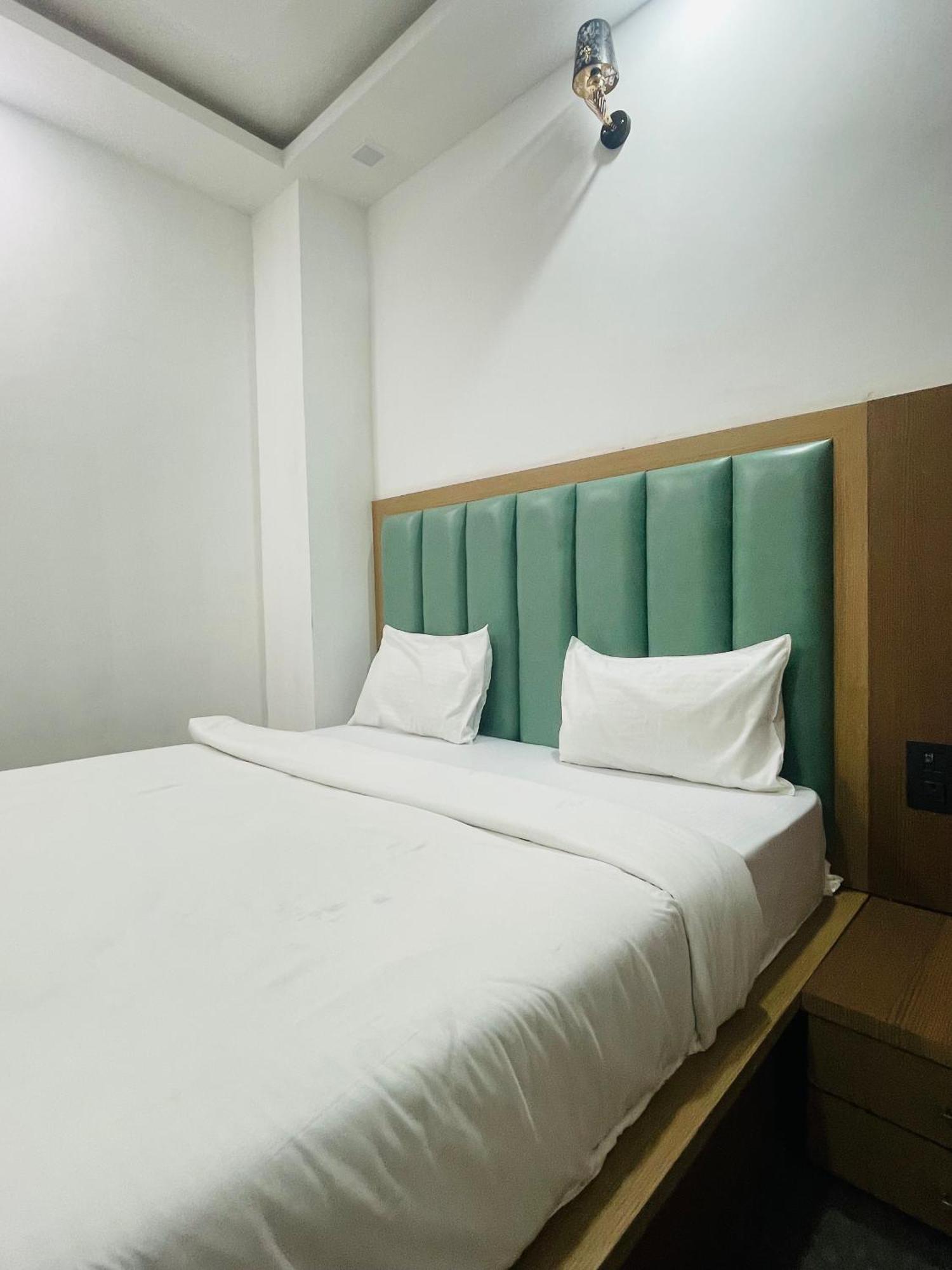 Hotel Golden Door Mathura Exterior foto